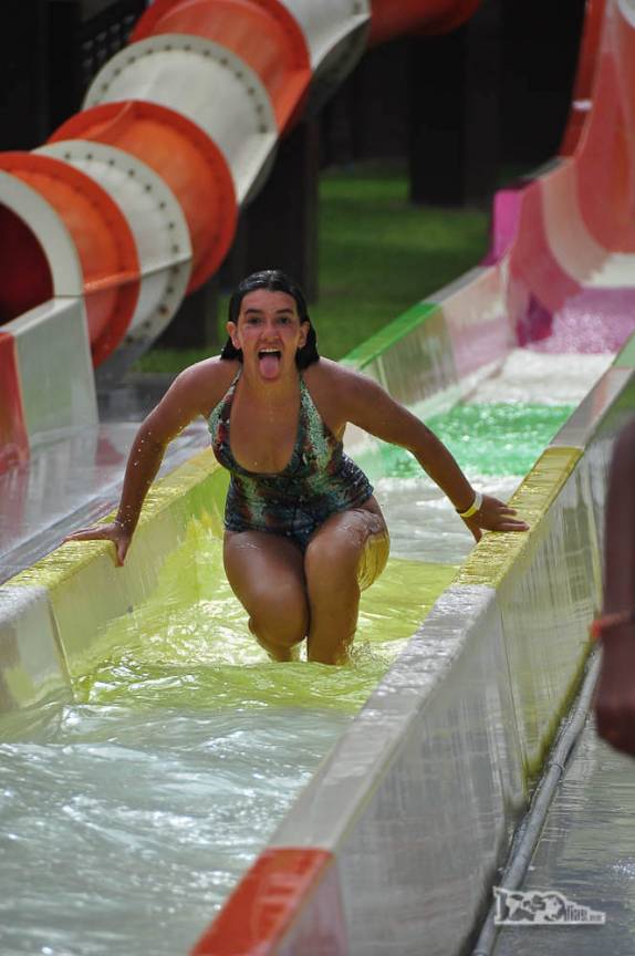 Sã e salva depois de mais uma descida nos escorregadores do Beach Park, em Fortaleza, capital do Ceará